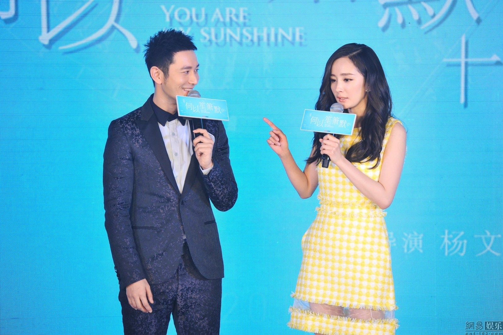 杨幂袭胸黄晓明 教主著名胸肌展露无疑(图) - 青岛新闻网