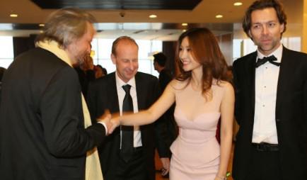 杜海涛包贝尔 盘点偷瞄过<em>柳岩</em>胸部的男星(图)