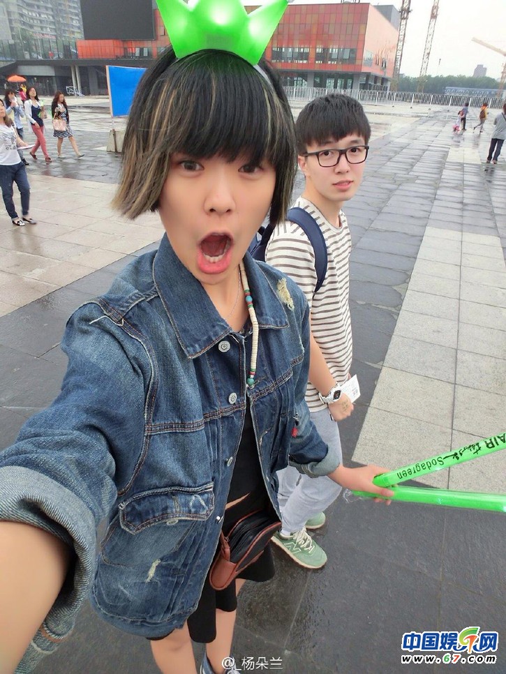 何润东身高和其他人对比 ec55f9c0c40f16a423142f.jpg