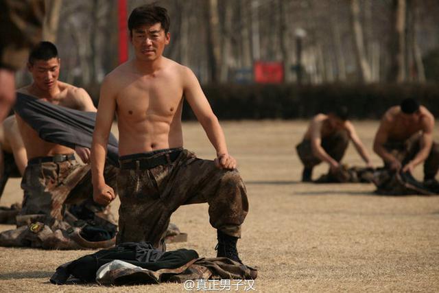 《真正男子汉》接受寒冰考验：杜海涛脱衣裸半身全身肉乎乎