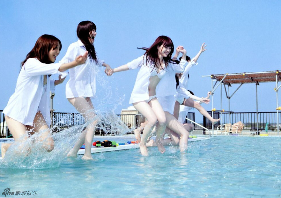 日本女团性感写真只白布遮身 真空上阵尺度大