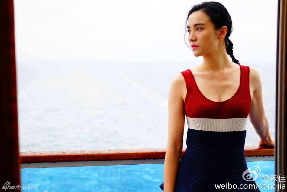 宋佳身材长腿照片 48d224f8c55316e36a0747.jpg