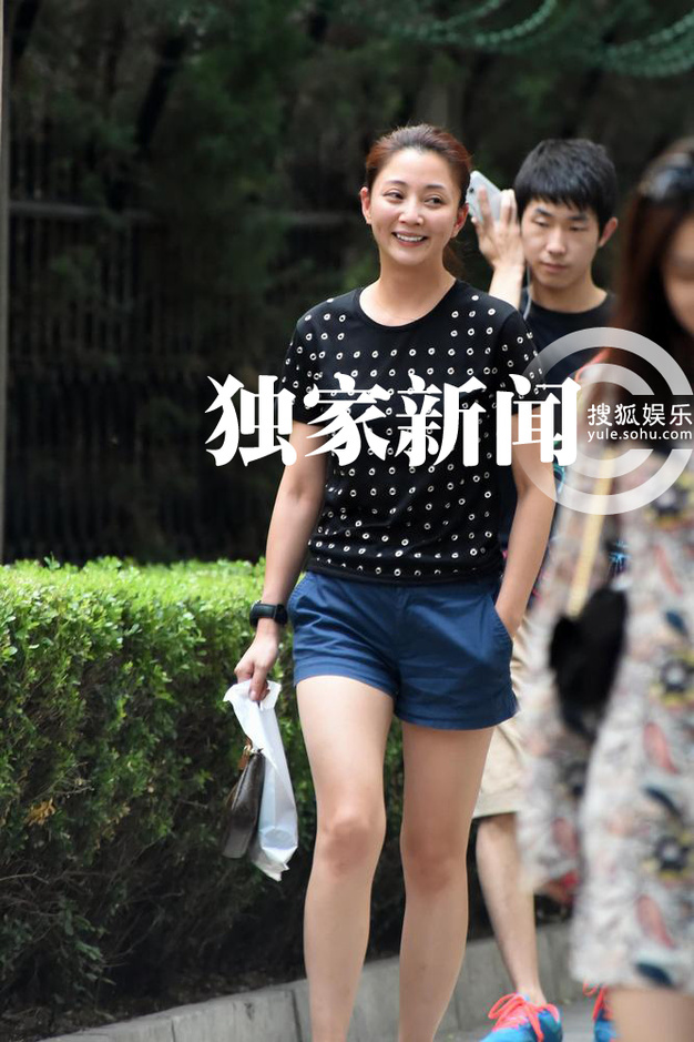 殷桃素颜逛街心情好 对偷拍大喊拍漂亮点