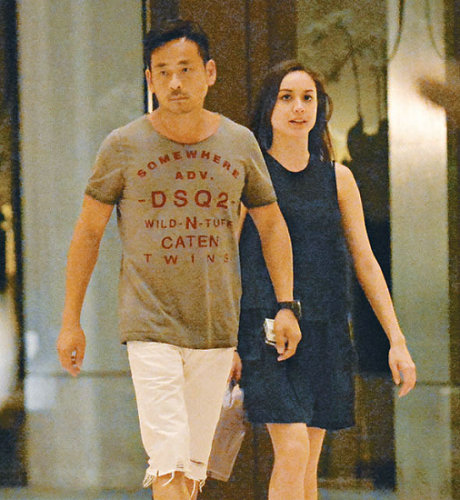 娱乐大亨陪小三出游 后为正室女儿办生日宴(图