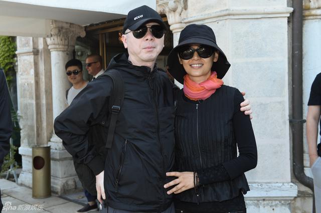 组图:冯小刚携妻子徐帆亮相威尼斯 恩爱合影