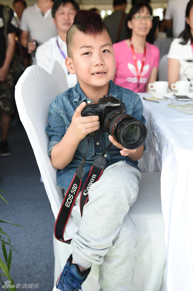 胡军全家现身马术俱乐部 康康帅气秀红发(图)