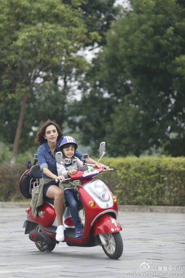《爸爸3》迎妈妈团：安娜骑摩托带诺一帅气登场
