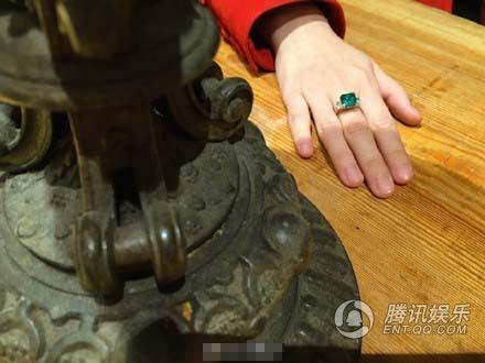 杜江为35岁霍思燕庆生 女方绿宝石戒指惹眼