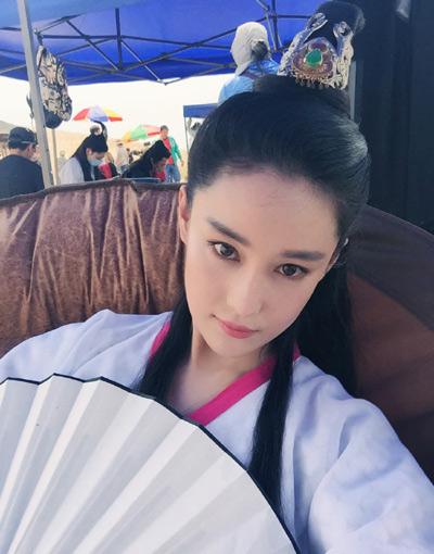 <em>张馨予</em>穿<em>睡衣</em>与大狗互动 网友称撞脸范冰冰