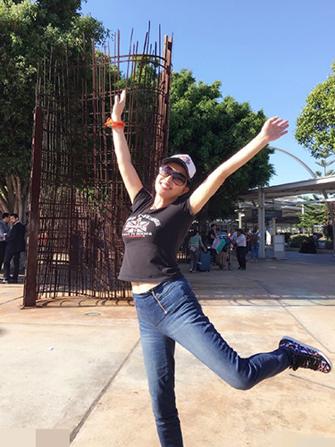 60岁刘晓庆晒泳装照 肤白细嫩尽展傲人身材(图