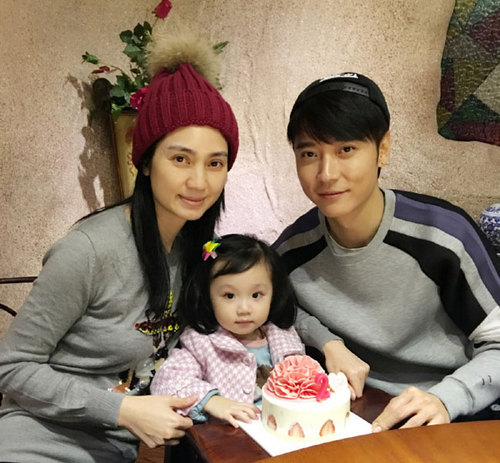 张丹峰洪欣女儿两岁生日 一家人温馨庆祝