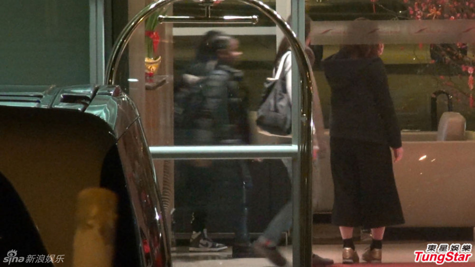 麦当娜乘私人飞机抵港 向华强一家现身(组图)