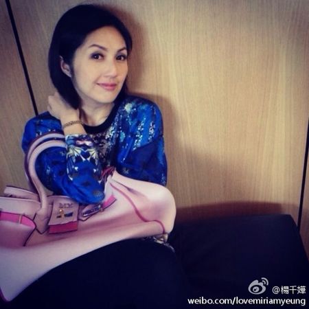 萨顶顶假唱话筒拿反丢死人 盘点假唱被揭穿明星(组图) - 青岛新闻网