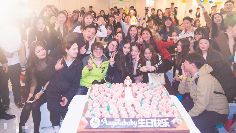 baby生日会黑西装OL范儿 现场卖萌心情大好(图