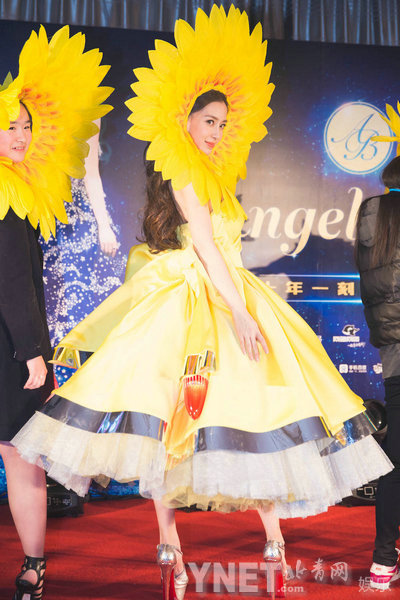 Baby生日会变向日葵 神秘土豪登报示爱(组图)