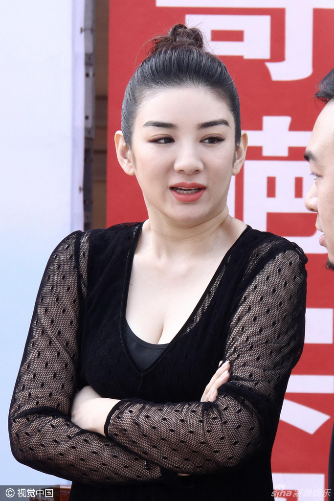 新浪娱乐讯北京,9月23日,黄奕身穿黑色蕾丝裙装出席《爱笑种梦师》