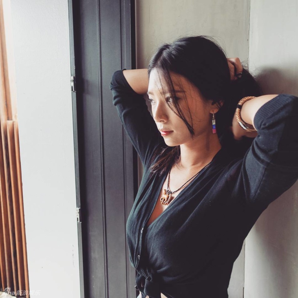韩国美女设计师爆红 容颜清丽胸前雄伟(组图)