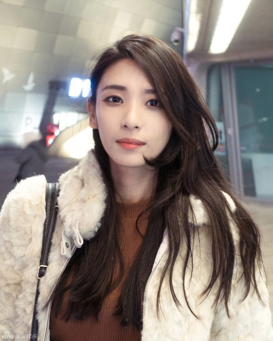 韩国美女设计师爆红 容颜清丽胸前雄伟(组图)