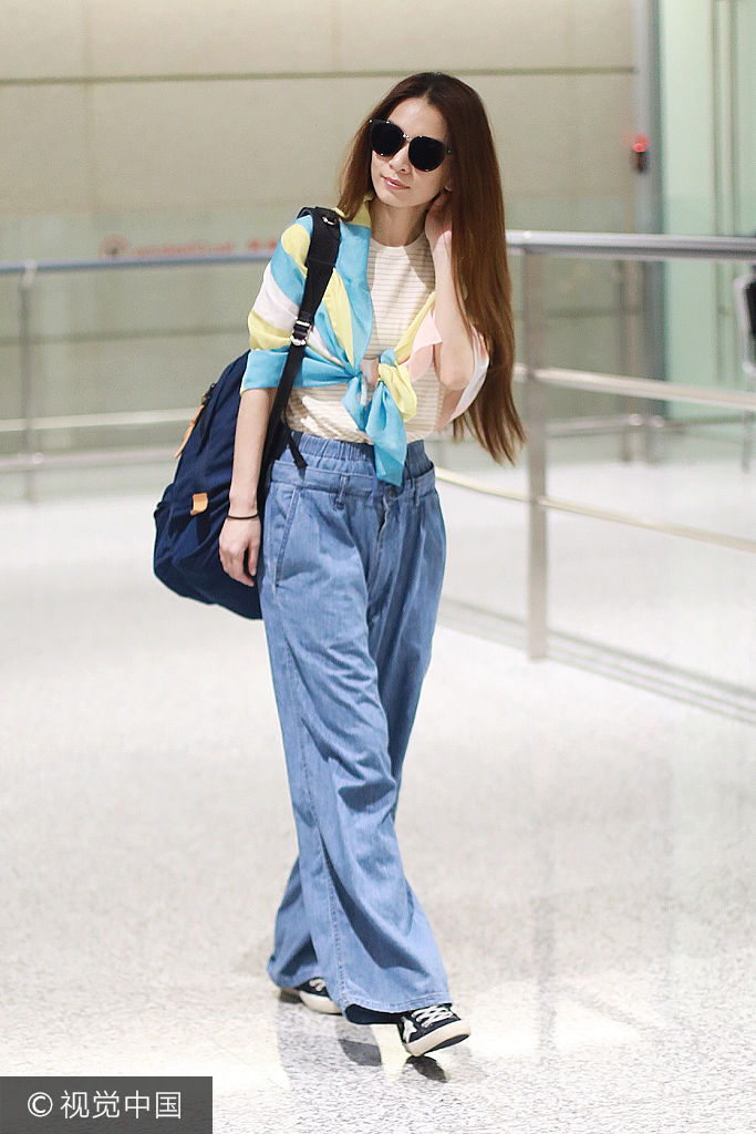 田馥甄丝巾变“外套”穿宽松牛仔裤显肥硕(图) - 青岛新闻网