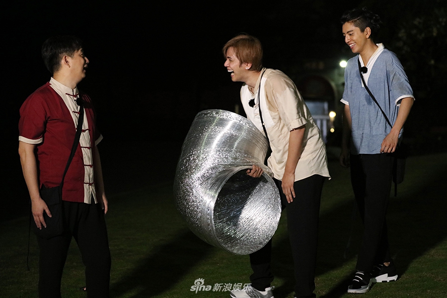 武林争霸!黄磊沙溢手劈水果王迅练蛤蟆功(图)