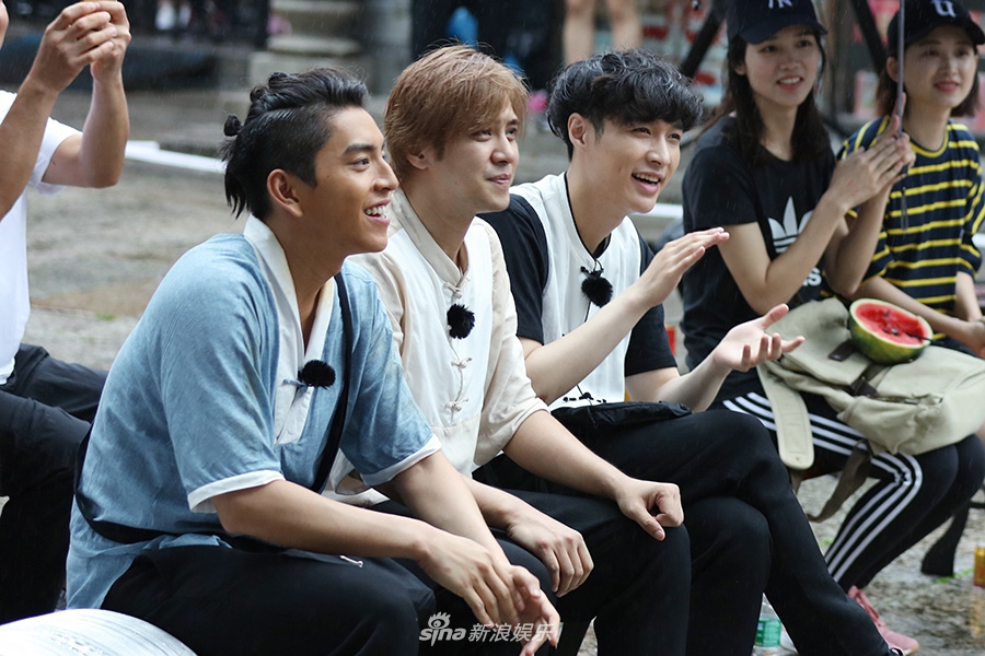 武林争霸!黄磊沙溢手劈水果王迅练蛤蟆功(图)