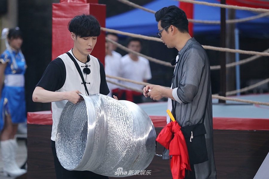 武林争霸!黄磊沙溢手劈水果王迅练蛤蟆功(图)