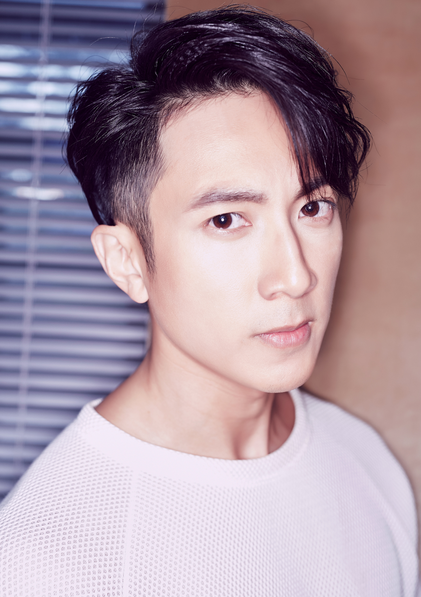 男神不老!吴尊穿白衣眼神迷人 随便拍都是大片