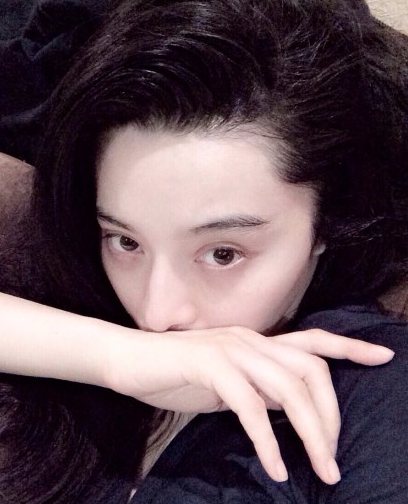 范冰冰卸妆素颜自拍 皮肤白皙嘟嘴卖萌可爱(图