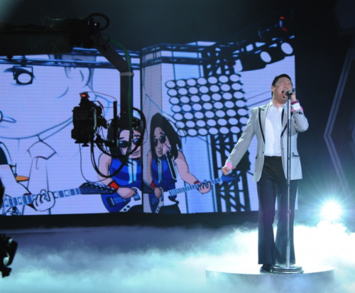 韩歌手鸟叔参加《快乐大本营》 收视创两年新高