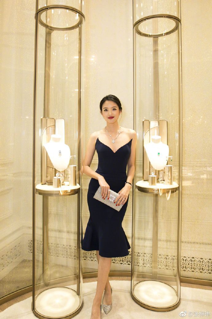 张梓琳深v露肩鱼尾裙秀名品 身材完美演绎知性优雅
