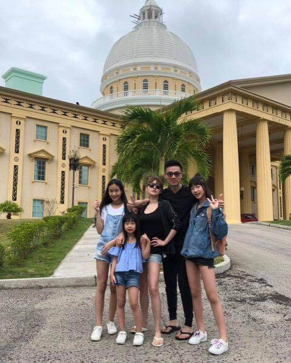 小s晒一家五口出游照满满幸福三个女儿纤细长腿抢镜
