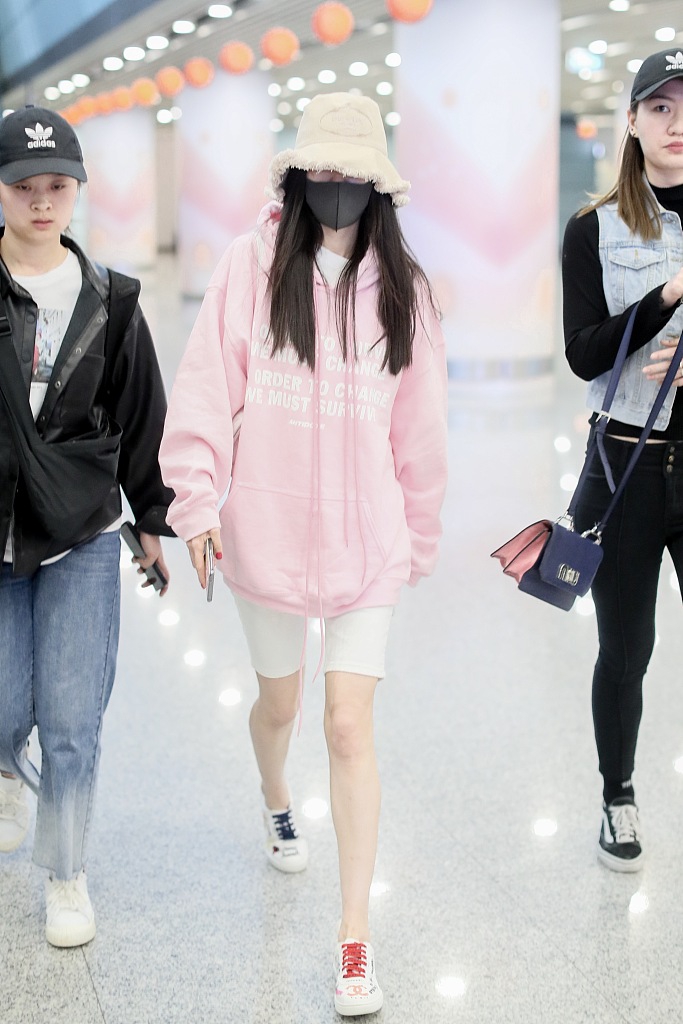 杨幂健美裤走红后现身 粉卫衣紧身短裤大秀美腿