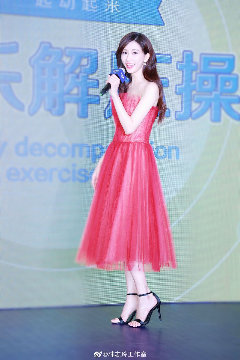 新浪娱乐讯 2019年5月10日,上海,林志玲出席母亲节活动,一抹红色长裙