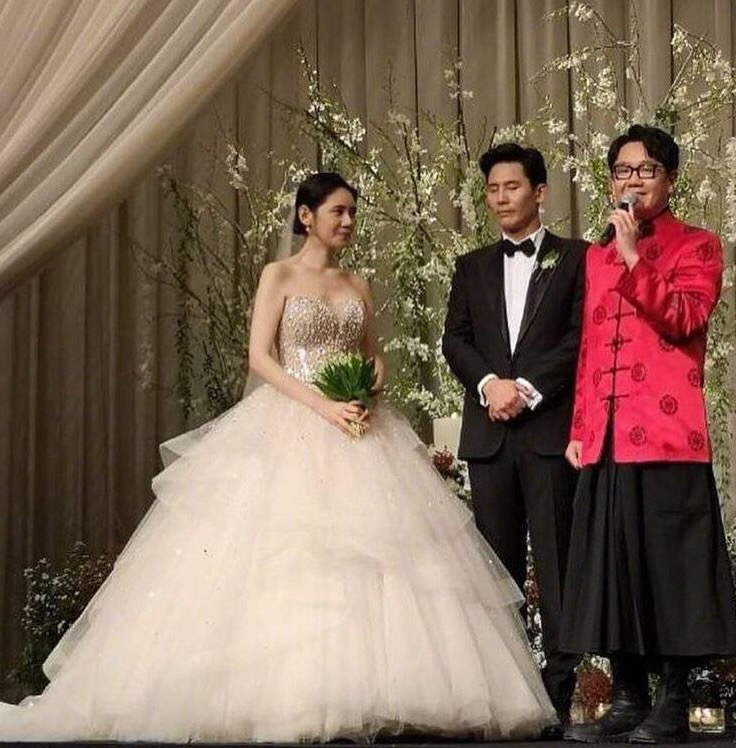 秋瓷炫与丈夫举行婚礼,被称最有爱的跨国界夫妻 