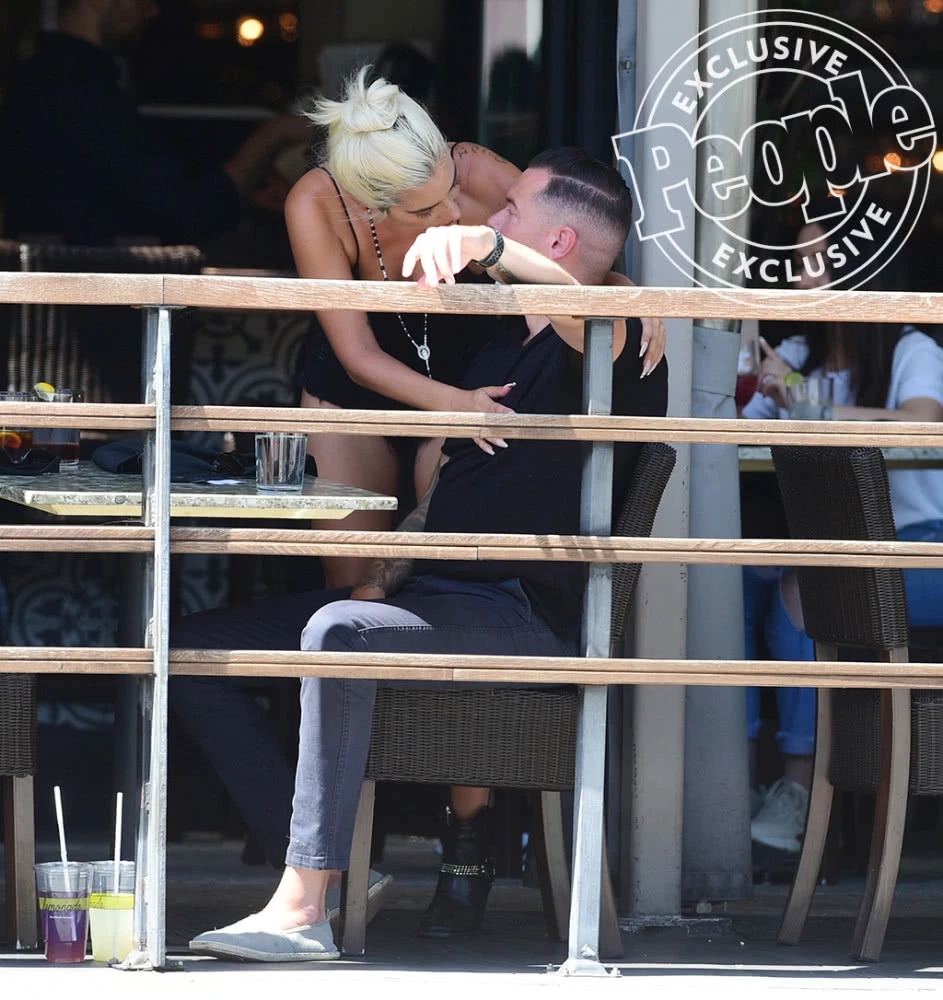 lady gaga穿性感吊带约会 弯腰亲吻男友满脸甜蜜