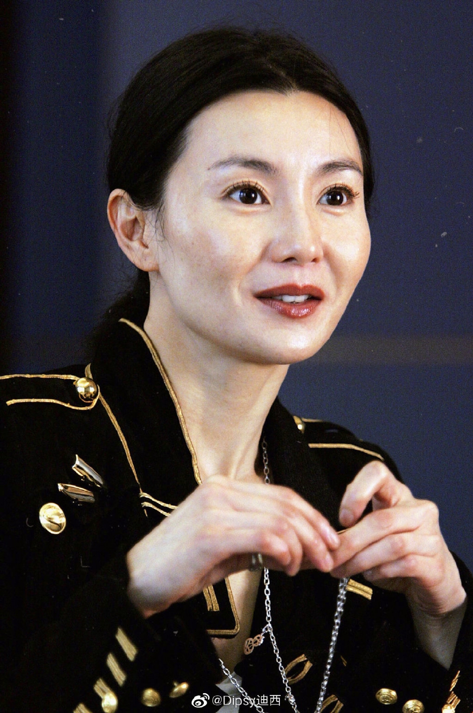 张曼玉高清旧照翻红 扛住高清特写表情生动不僵硬