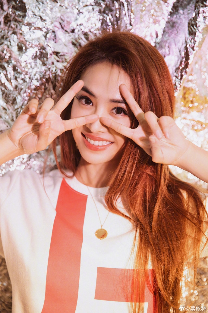 "照片中,蔡依林身穿白色简约长袖搭配黑色小包,紧身牛仔裤大秀长腿