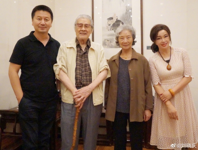 64岁刘晓庆与93岁卢燕同框 两代慈禧气质出众