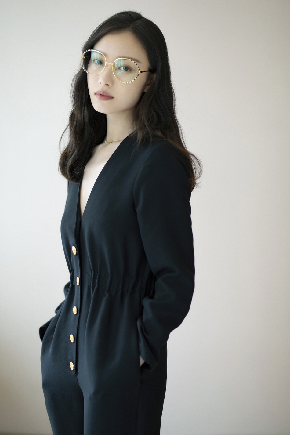 倪妮黑色深v连体裤秀锁骨戴大眼镜知性女神范儿