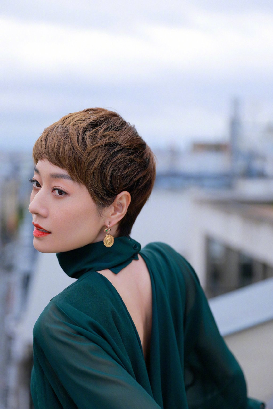 马伊琍离婚后首谈感情观20岁年轻照曝光超清纯