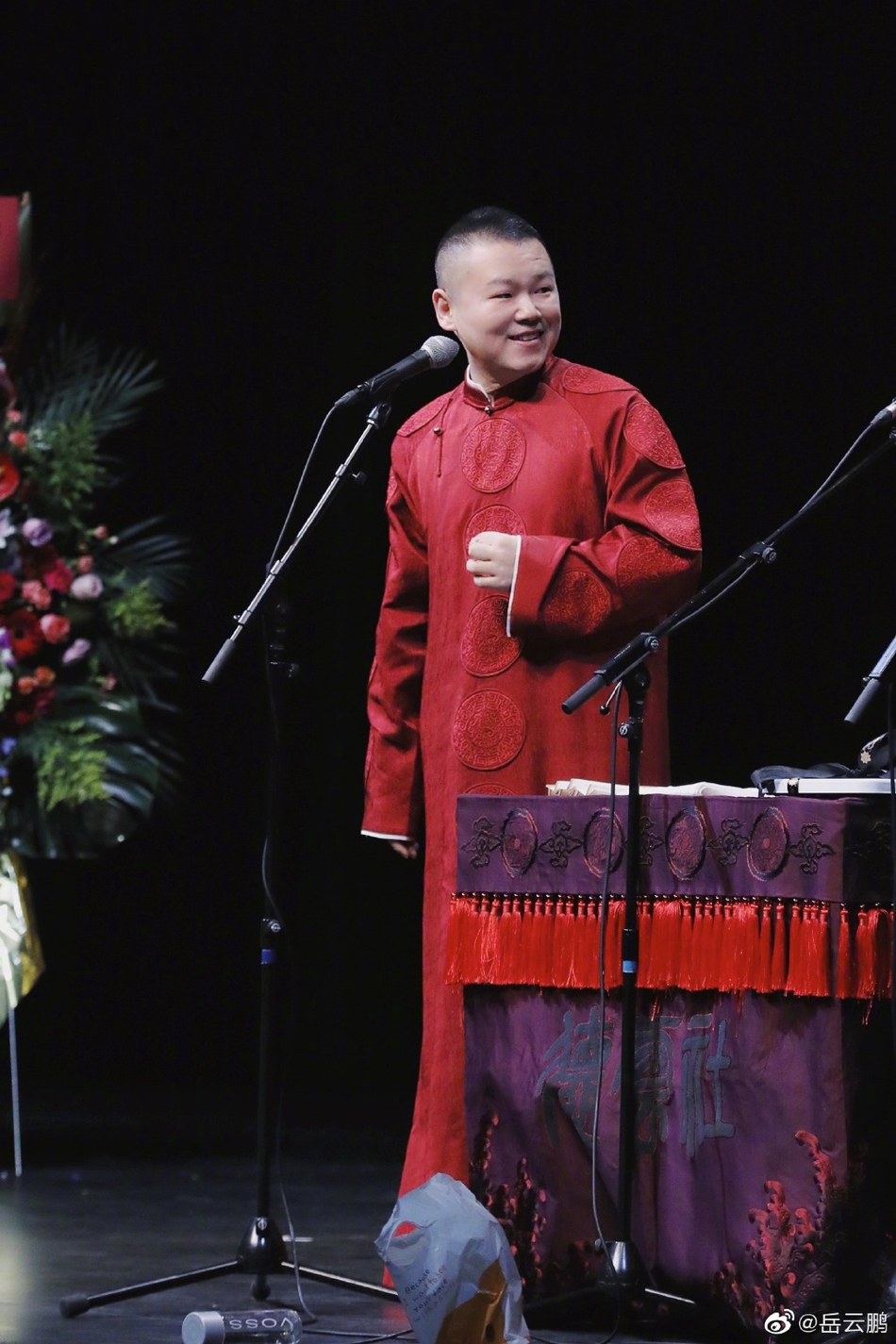 照片中,岳云鹏身穿长褂,脸被p得又瘦又白,引粉丝调侃"这p得很过分了".