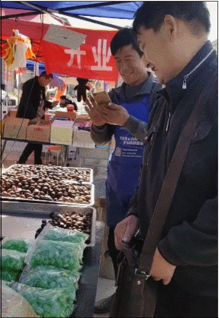 大衣哥朱之文赶集玩套圈买东西老板坚决不要钱