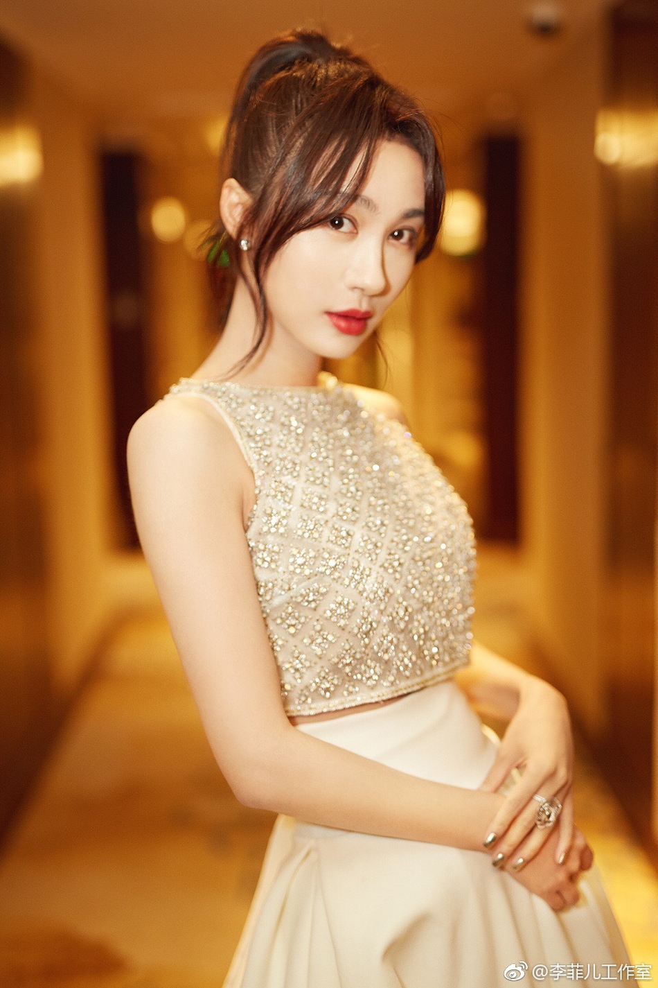 李菲儿节目截图引热议 面部肿胀认不出