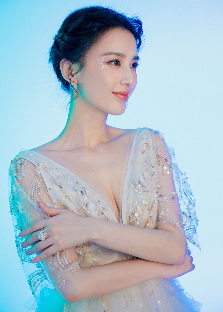 黄圣依礼服仙气飘飘展现好身材 眼角桃花妆精致 - 青岛新闻网