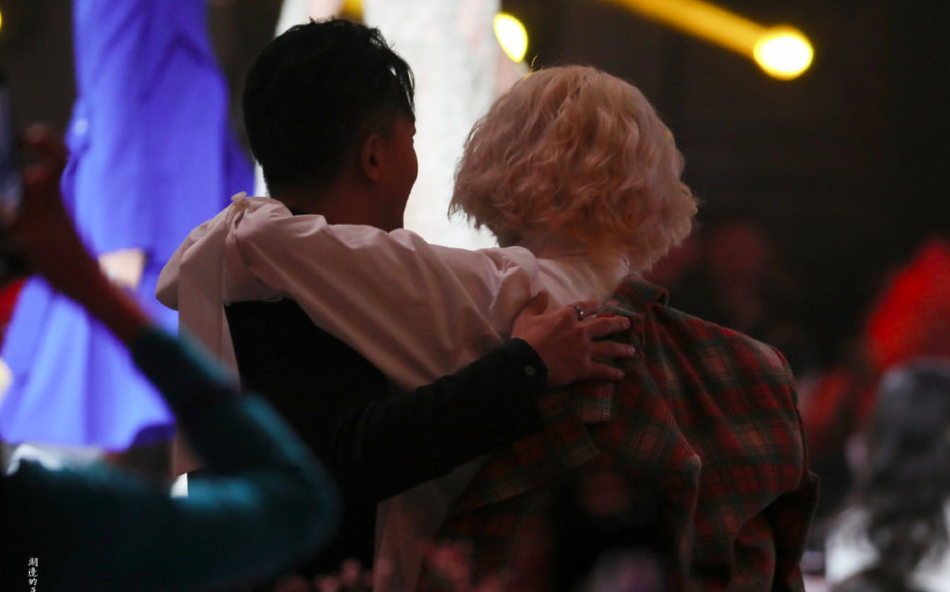 时代的眼泪韩庚金希澈紧紧拥抱宋茜当翻译