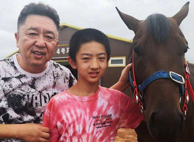 50岁于谦13岁儿子于思洋近照曝光眉清目秀