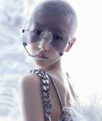 周冬雨银灰寸头大片用的头替杂志编辑澄清为了p发色