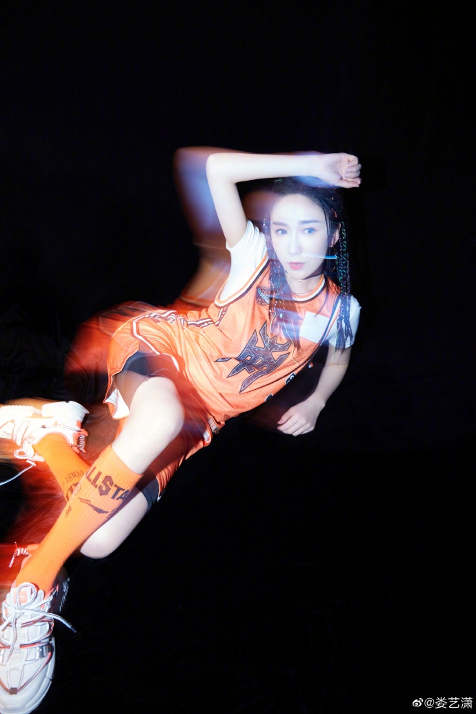 娄艺潇穿运动服扎脏辫儿青春阳光少女感十足