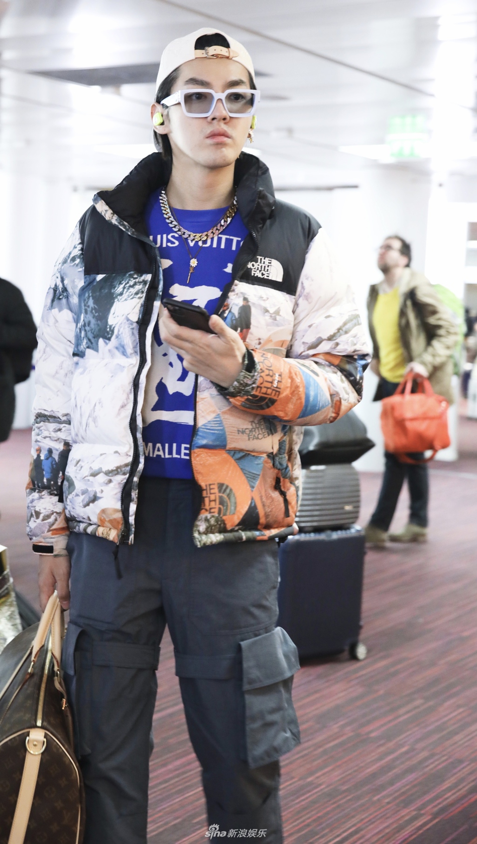 吴亦凡戴个性眼镜时髦有型 抵达巴黎观秀酷炫十足 - 青岛新闻网