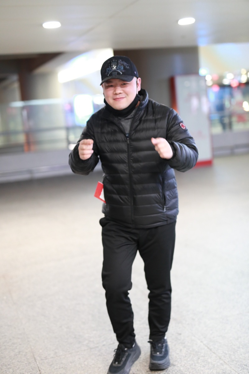 岳云鹏调皮对镜做鬼脸 弯腰姿势自带喜感滤镜